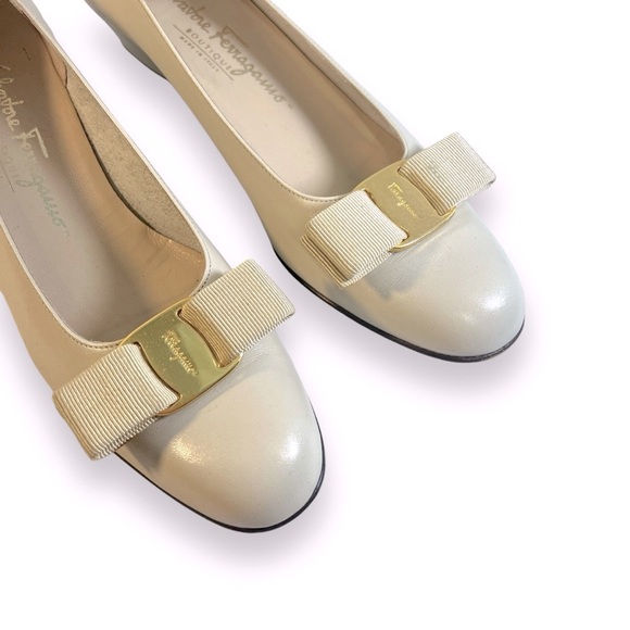 SALVATORE FERRAGAMO Beige Flats with Signed Gold Tone Logo Bows SZ 7.5 AAAA - Picture 3 of 15